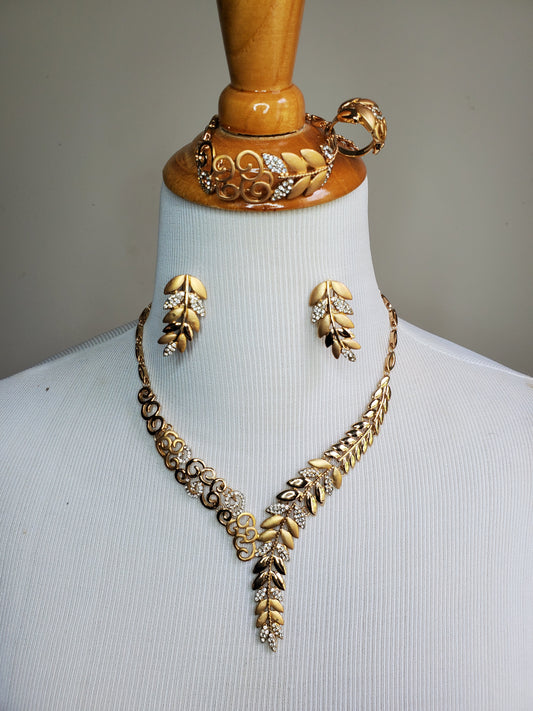 Leafy Studs Brazilian Jewelry Set