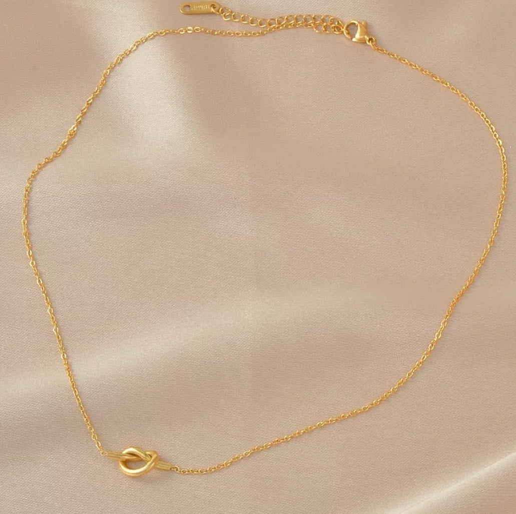 Twisted Pendant Necklace